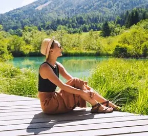 Frau mit Rucksack in der Natur